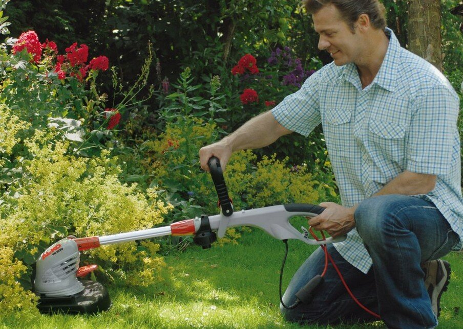 Триммер — незаменимый помощник в уходе за газоном